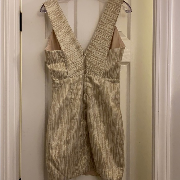 Body Hugging Gold Mini - Picture 6 of 6